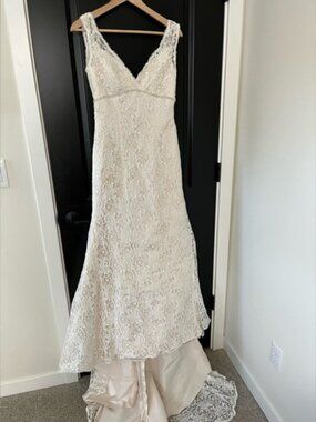 David’s Bridal Wedding Dress, Size 4. With Veil.